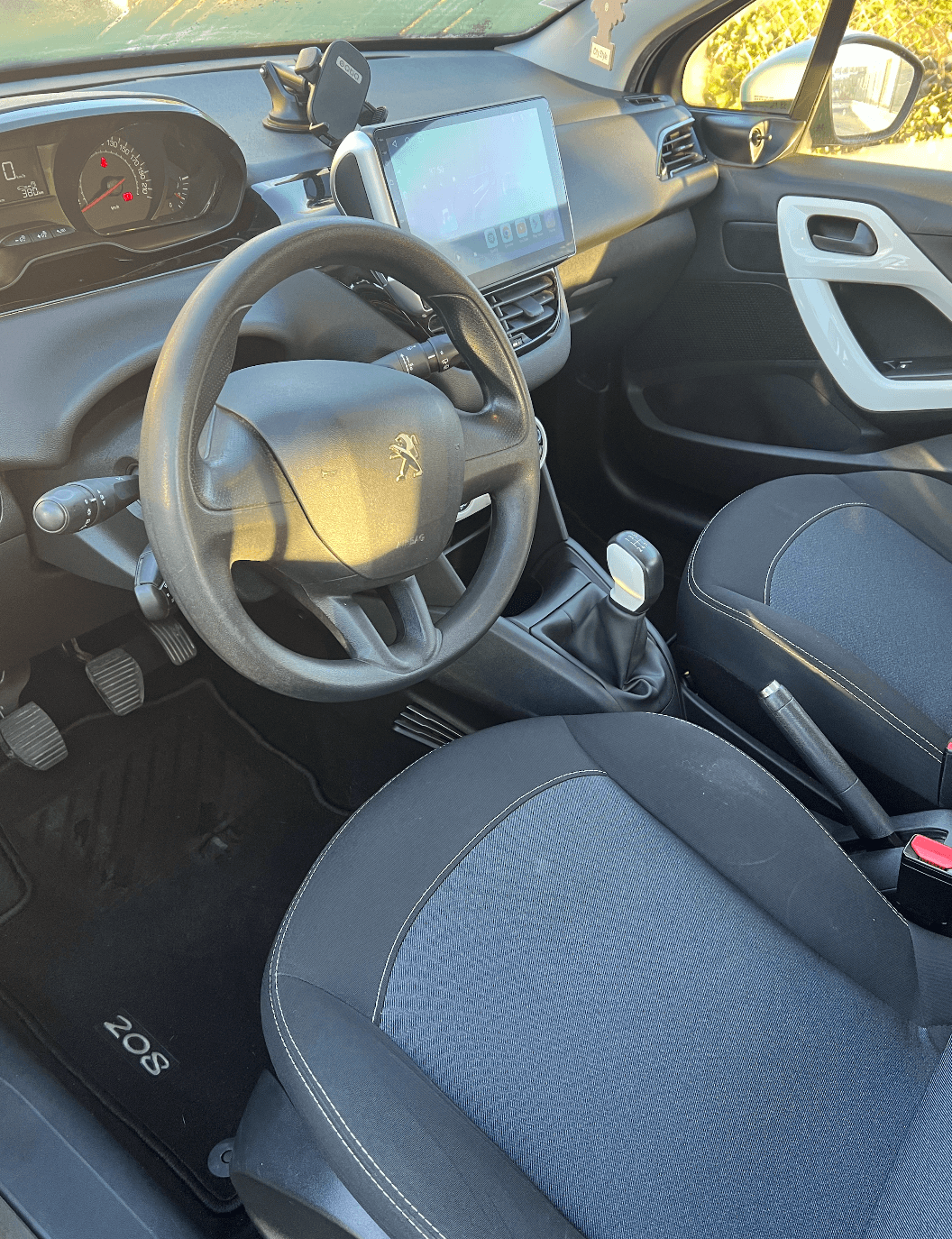 PEUGEOT  208 miniature 3