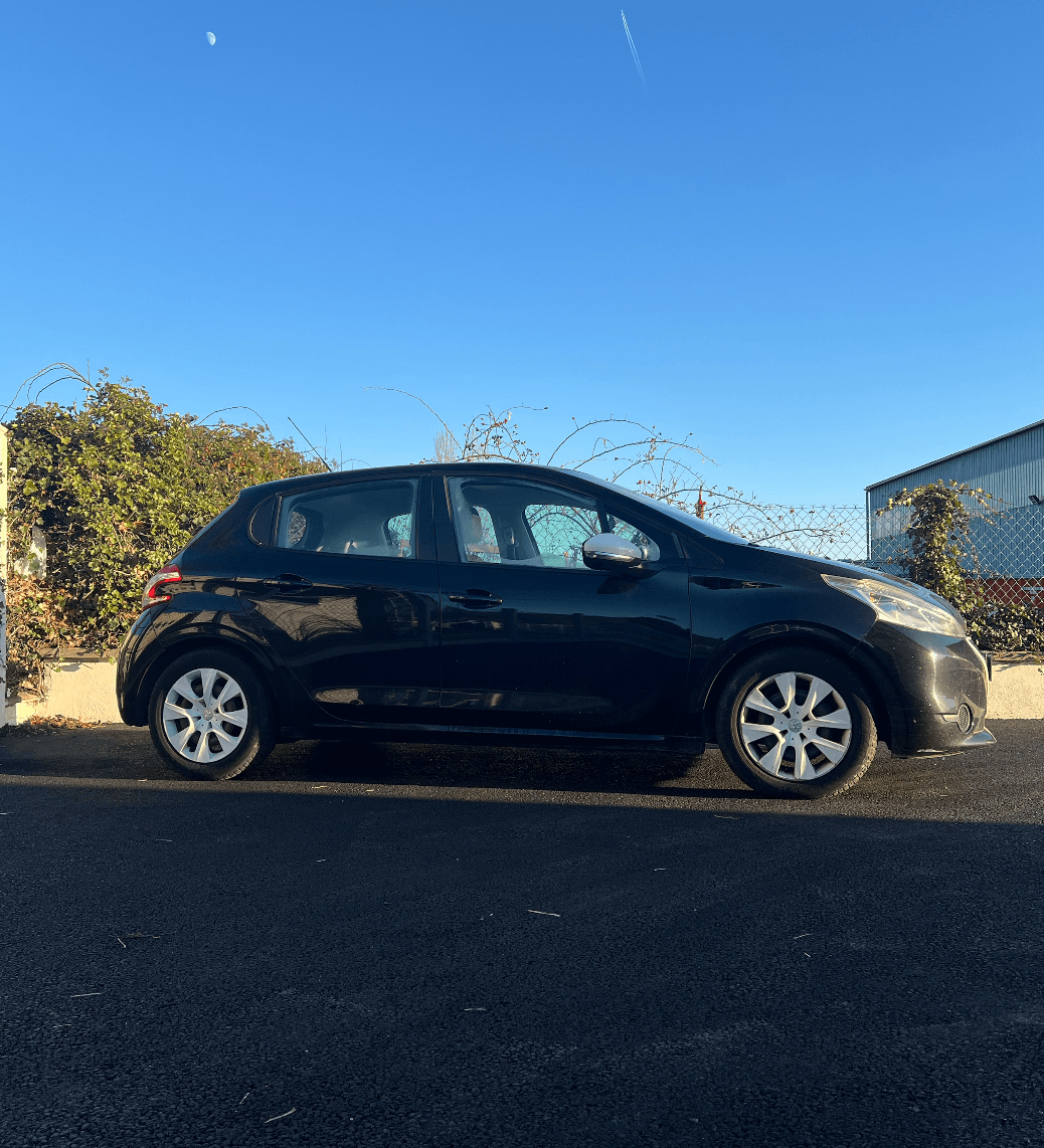 PEUGEOT  208 - Photo 1